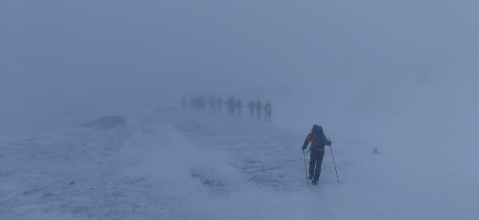 Bloccati nel rifugio con equipaggiamento inadeguato: i soccorritori portano in quota ramponi per 15 escursionisti