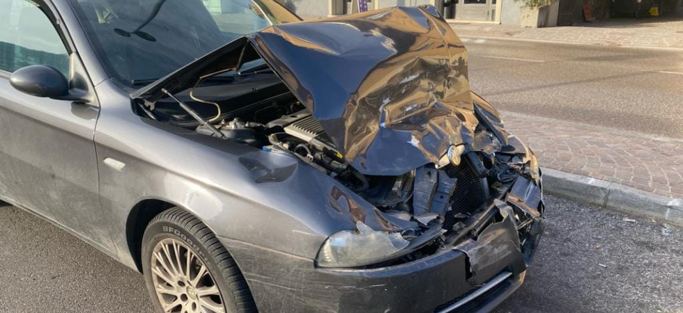Violento tamponamento tra due auto: distrutto uno dei due mezzi