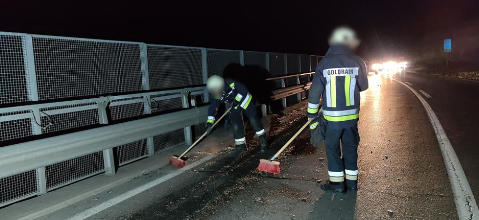 Segnalano la presenza di 'oggetti' sulla strada, intervengono i pompieri che trovano secchi di crauti rovesciati