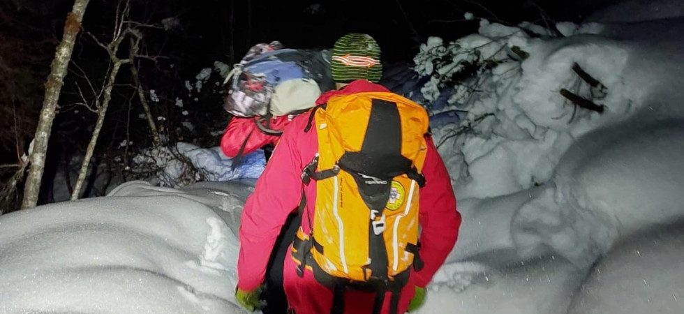 S'infortuna in montagna mentre pratica scialpinismo: il soccorso alpino interviene con una squadra sugli sci e una sul quad
