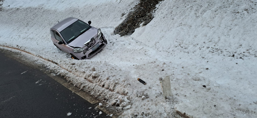 Perde il controllo dell'auto e il mezzo si schianta contro le barriere di protezione finendo in mezzo alla neve