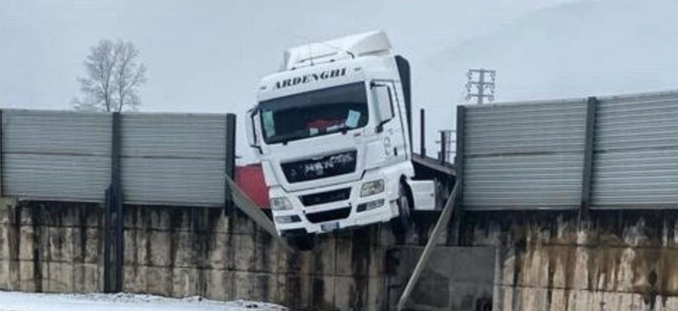 Il camion sbanda, sfonda le protezioni e resta in bilico sulla recinzione