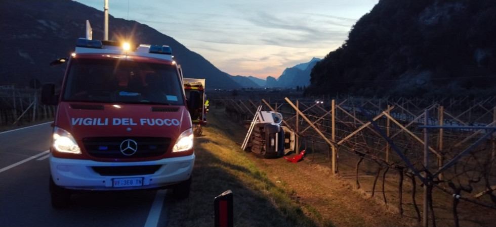 Perde il controllo del furgone in curva, il veicolo esce di strada e si rovescia in campagna