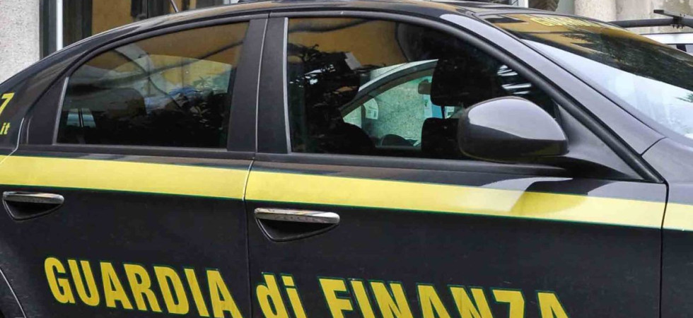 Gadget e accessori a tema San Valentino e carnevale 'non sicuri': sequestrati 4mila prodotti