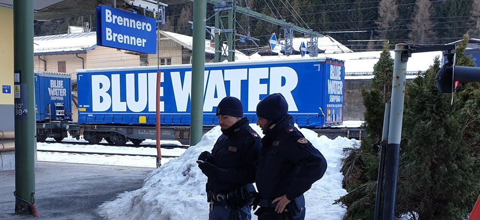 Esibisce un documento falso al controllo sul treno: arrestato