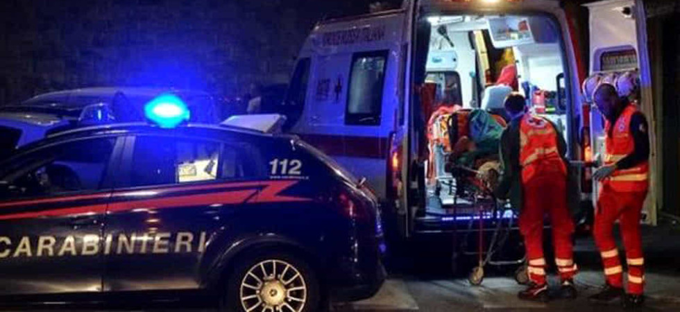 Notte di follia per dei giovani, uno prova a surfare'' sul cofano ma cade e viene travolto dall'auto degli amici