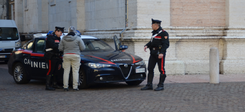 Indossa un giacca da donna e al controllo ha ancora attaccati etichetta e antitaccheggio
