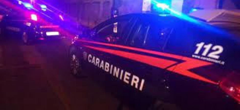 Foto d'archivio Nota la luce di due torce puntate contro casa sua in piena notte e lancia l'allarme: in azione i militari in borghese