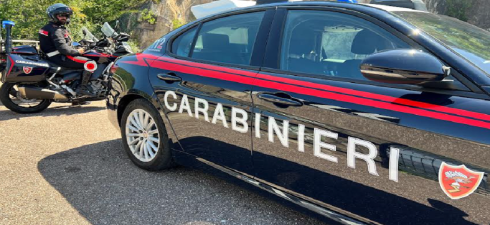 Due soggetti si aggirano tra i condomini ma i residenti li segnalano