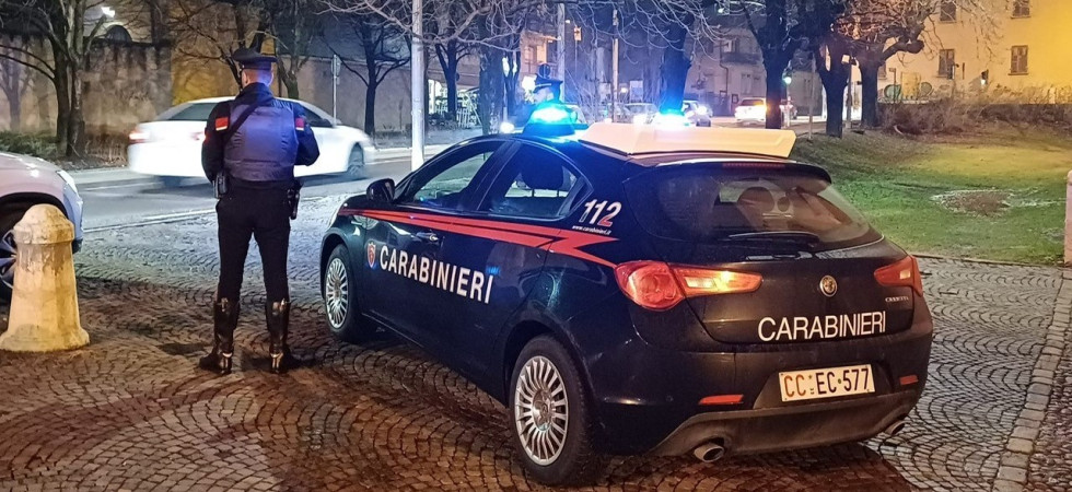 Minaccia la moglie con un taglierino e le ruba 100 euro per giocare alle slot: arrestato un uomo