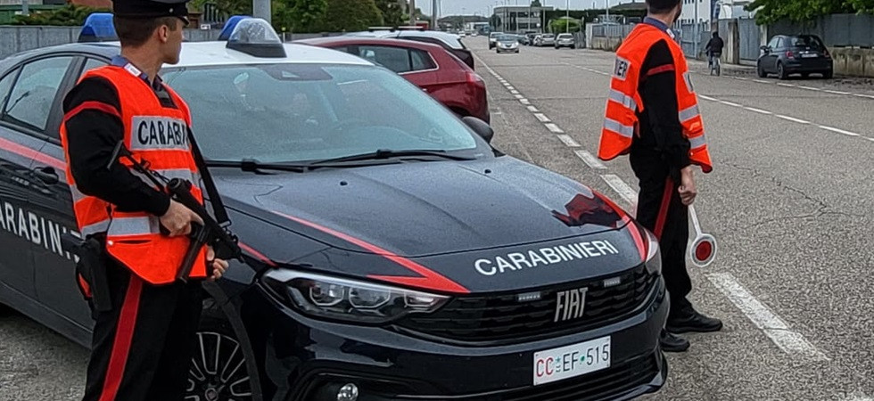 Entrano in casa e rubano distraendo i proprietari, raffica di furti: i carabinieri riescono a bloccare due ladri