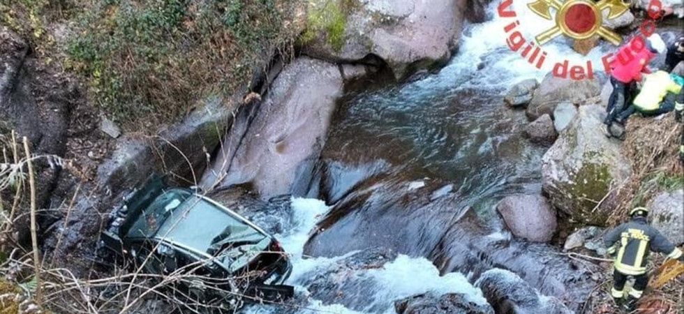 Auto 'vola' da una scarpata e finisce nel fiume, l'allarme lanciato da due passanti