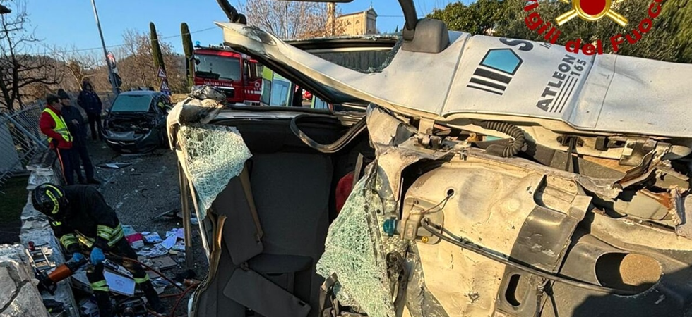 Mezzo pesante si ribalta 'schiacciando' un'auto in sosta: un ferito trasportato in ospedale