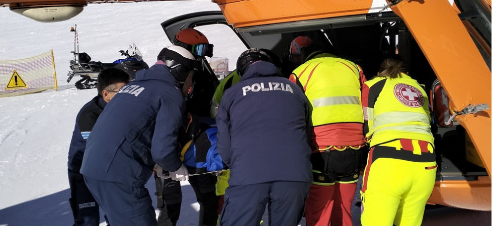 Ha un infarto mentre scende sulle piste da sci, una persona salvata dalla polizia con defibrillatore e pallone "Ambu"