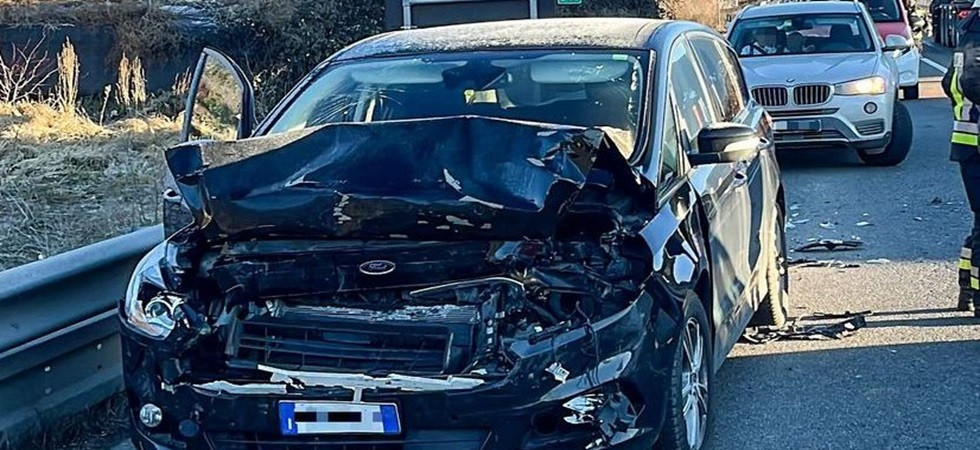 Violento tamponamento fra due macchine, una donna trasportata in ospedale