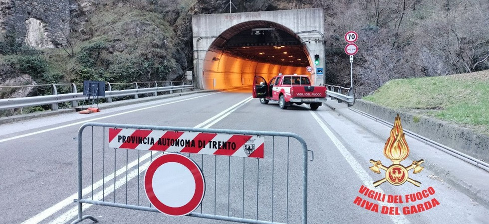 Principio d'incendio di un autocarro, falso allarme alla galleria Agnese