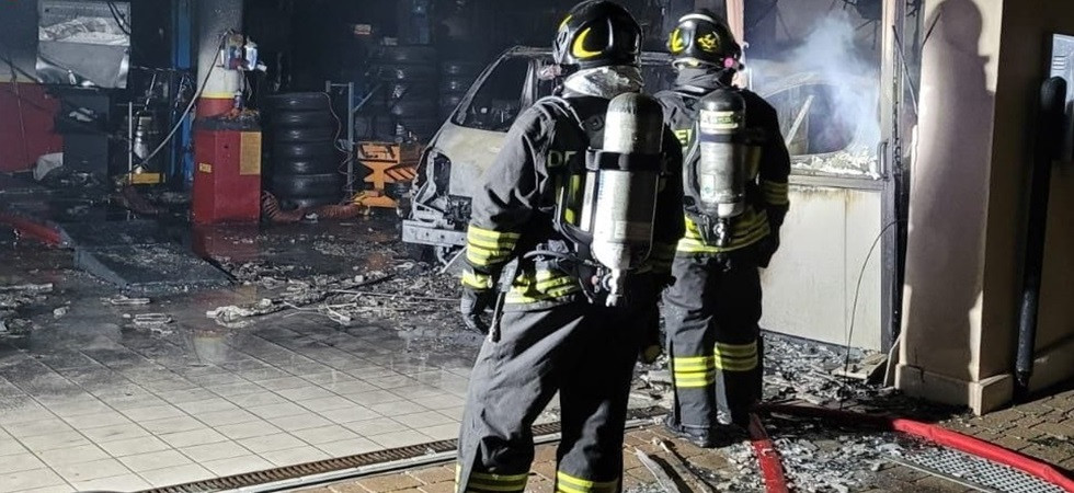 Incendio in un'officina, le fiamme avvolgono e distruggono un furgone: 5 persone intossicate dai fumi