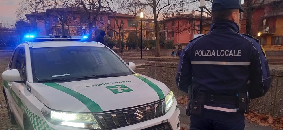 Urta (e danneggia) un'auto in sosta, poi si dà alla fuga: rintracciata