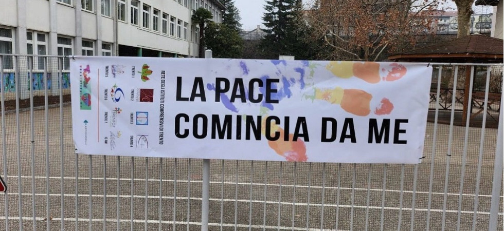 Nuovi striscioni sugli edifici delle scuole per educare alle non violenza