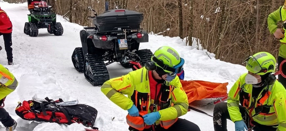 Bloccati nelle neve assieme al cane: il soccorso alpino "batte" la traccia per guidare sino al gatto delle neve due