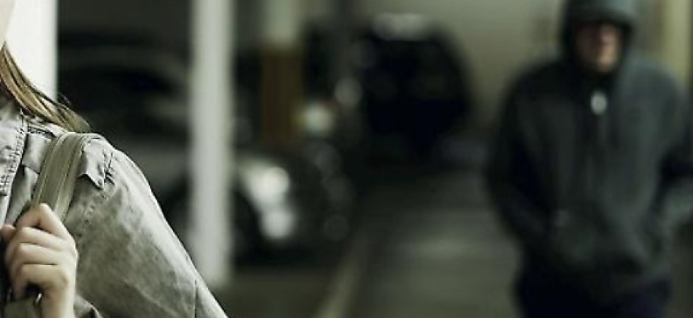Picchia e perseguita l'ex compagna che lo denuncia: 34enne arrestato