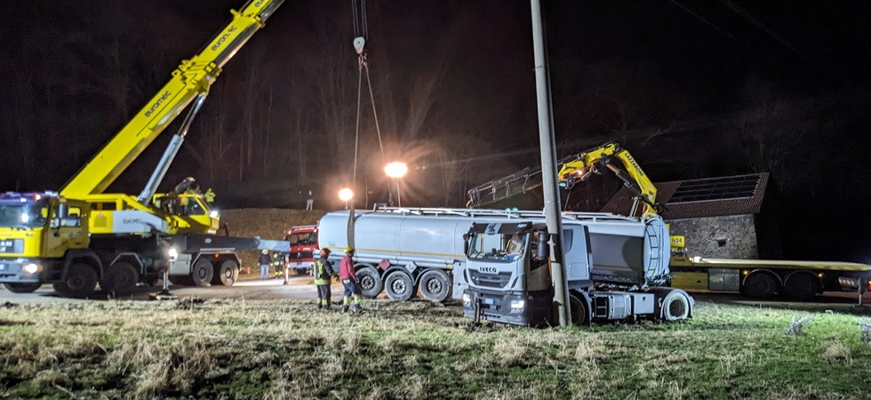 Autocisterna piena di gasolio scivola e finisce contro un palo della luce