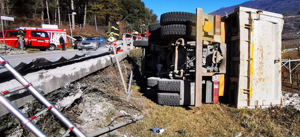 Un mezzo pesante sfonda il guard-rail e si ribalta, momenti di paura in Gardesana: in azione due autogrù