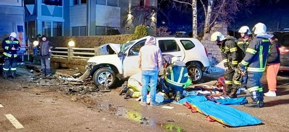 Violento schianto contro un mezzo pesante, l'auto finisce poi per sbattere su un muro