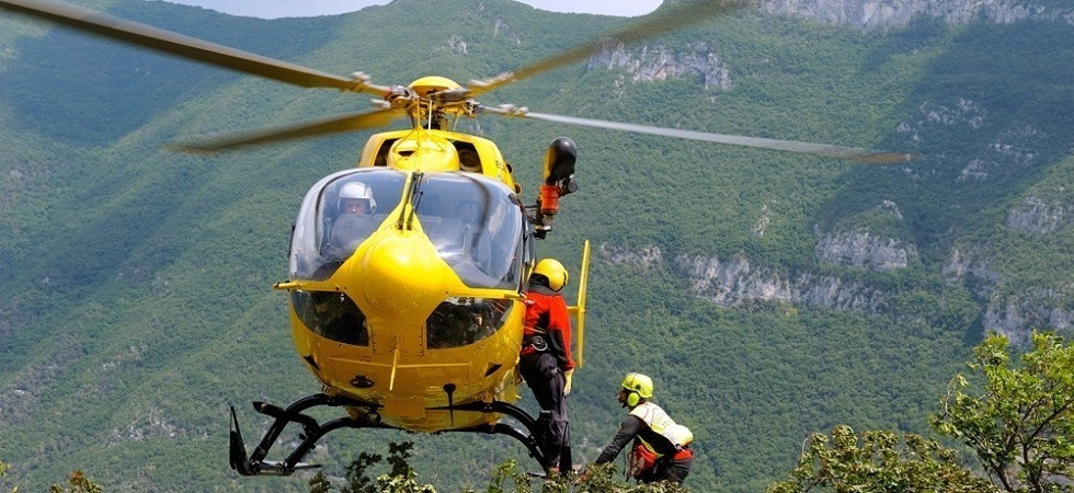 Troppo stanco per proseguire mentre cammina da solo in montagna deve allertare i soccorsi