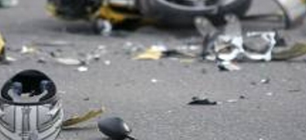 Violento schianto auto - moto: il centauro scaraventato violentemente sull'asfalto, trasportato d'urgenza in ospedale