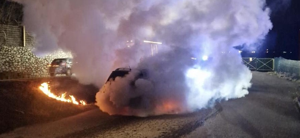 Le fiamme avvolgono il mezzo, momenti di paura per un automobilista