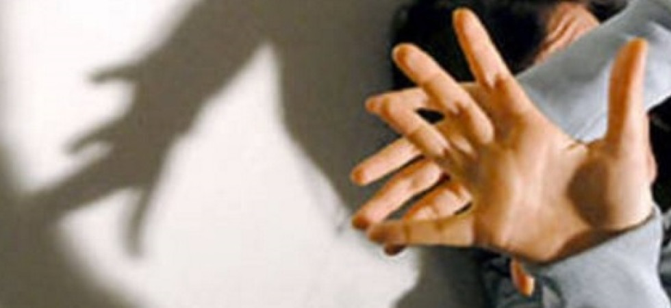 Maltrattata davanti ai figli e costretta ad avere rapporti sessuali contro la sua volontà