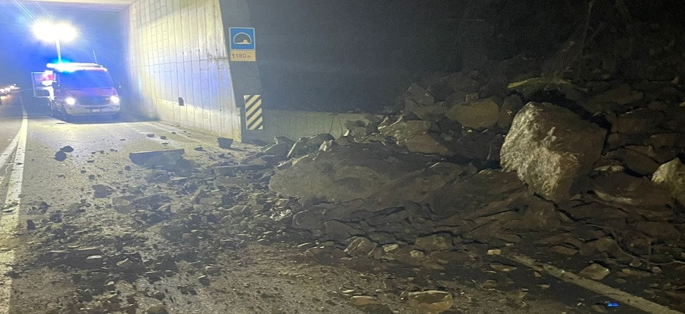 I massi piombano sulla strada, frana nella notte: bloccata la viabilità in Val d'Ega