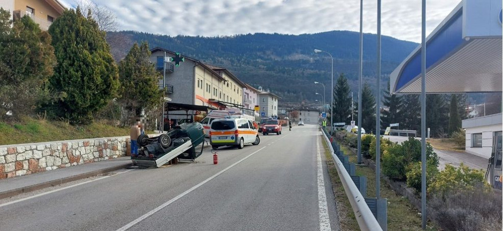 Perde il controllo dell'ape e si rovescia in mezzo alla strada