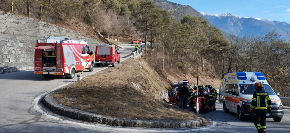 Perde il controllo del trattore in curva e si rovescia sulla strada, un 75enne trasportato all'ospedale