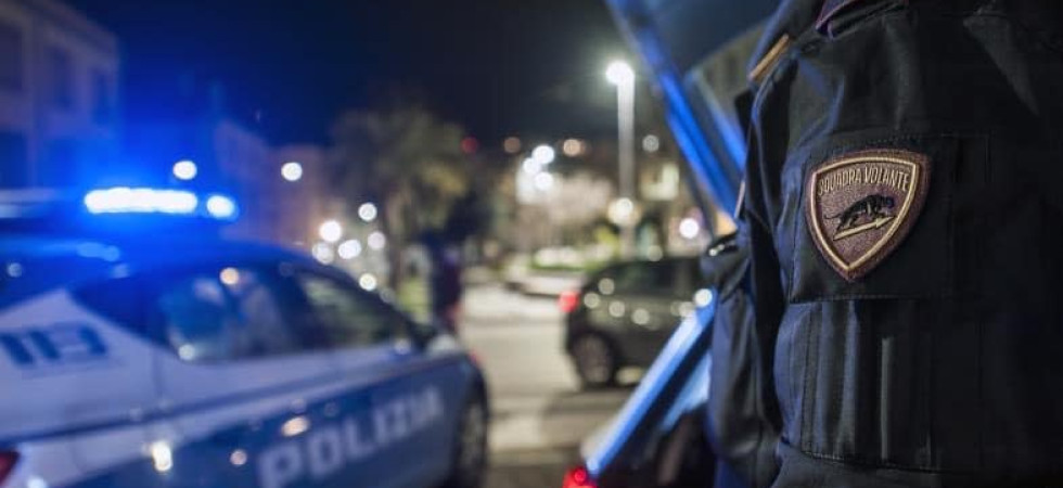 Foto d'archivio Ladri irrompono in piena notte nel bar dell'università e all'arrivo degli agenti cercano di investirli
