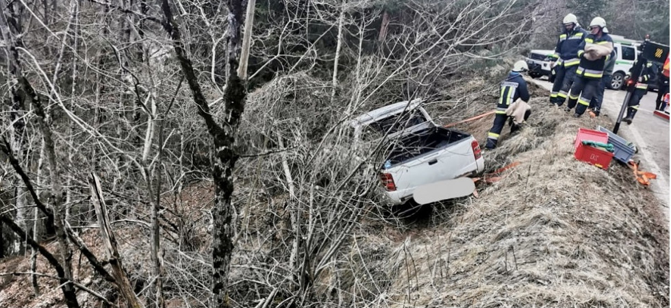 Tragico incidente, perde il controllo del pick up e finisce in una scarpata