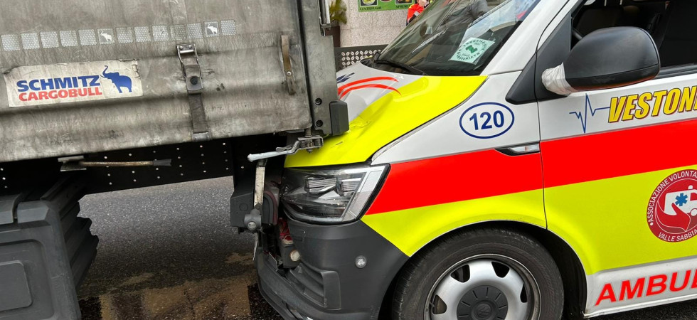 Scontro ambulanza - mezzo pesante, momenti di paura: soccorsi in azione