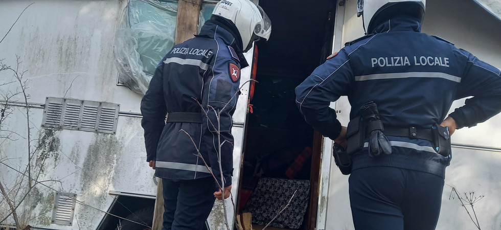 Occupavano abusivamente una roulotte in mezzo al bosco: rintracciati