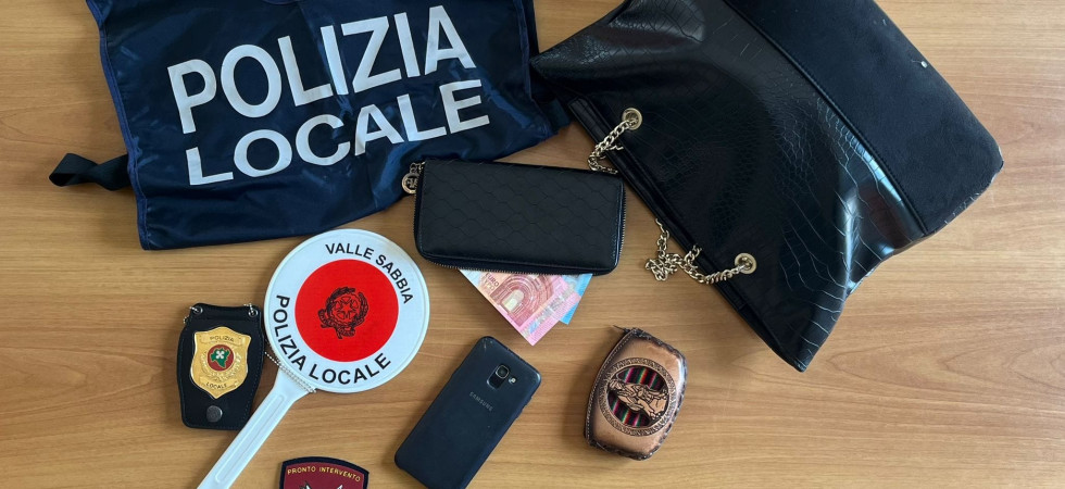 Le strappa con violenza la borsa e fugge nel bosco, lei resta senza chiavi di casa e cellulare e per chiamare aiuto corre da