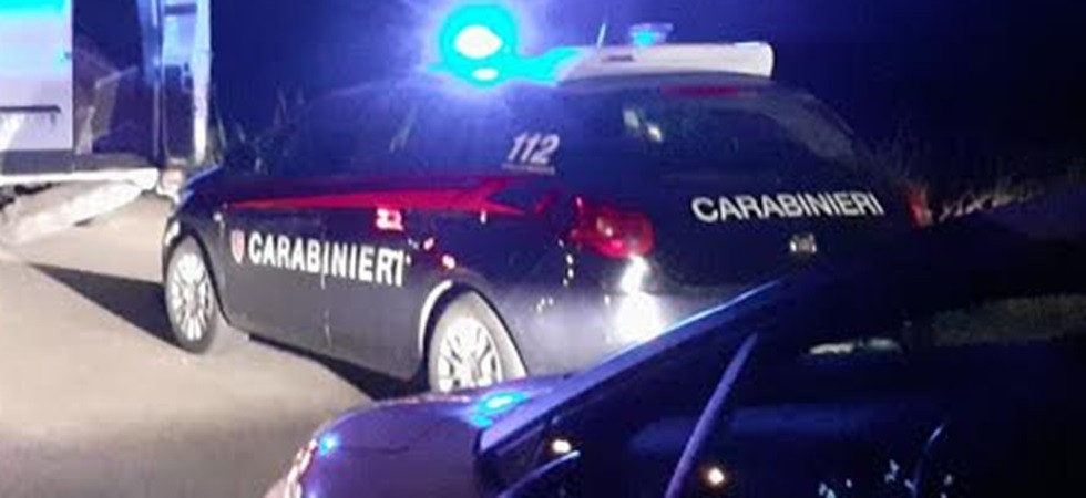 Sperona l'auto dei carabinieri in retromarcia poi tenta di fuggire ma finisce con il furgone in un fossato, arrestato 33enne