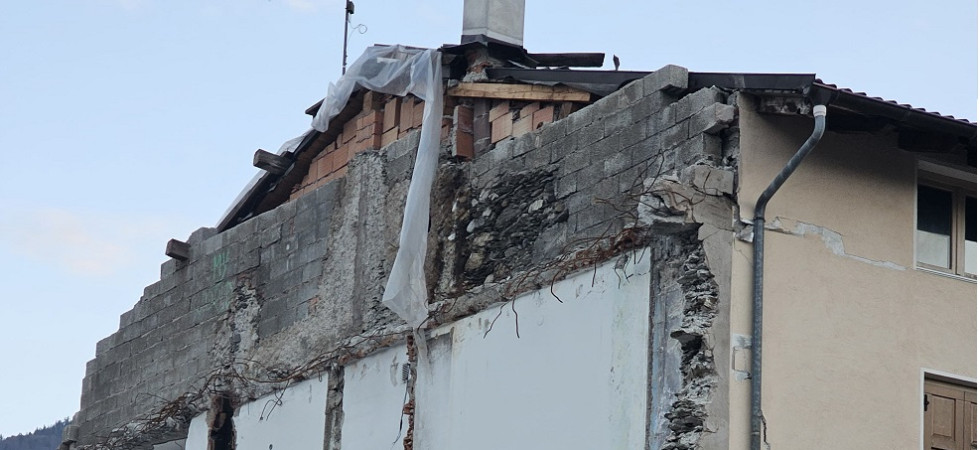 I lavori di demolizione di un edificio mettono a rischio le abitazioni: "Possibilità di cedimenti improvvisi della murature"