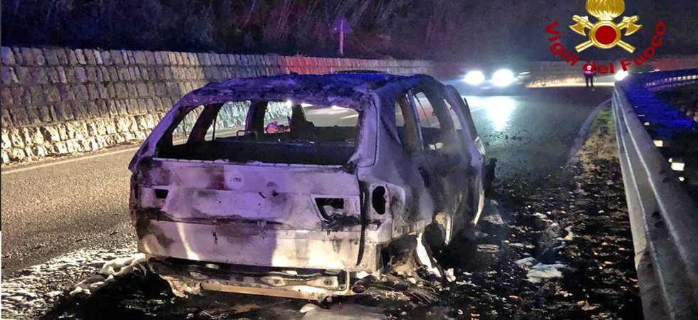 L'auto viene avvolta e distrutta dalle fiamme, il conducente riesce a scendere appena in tempo