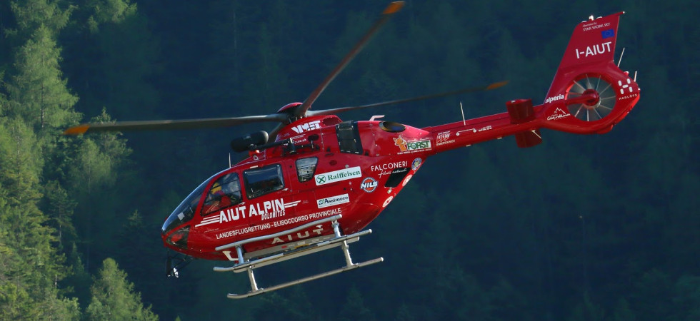 Foto AIUT ALPIN DOLOMITES - heli mountain rescue Colpito da un albero mentre lavora nel bosco: grave un 55enne elitrasportato in ospedale