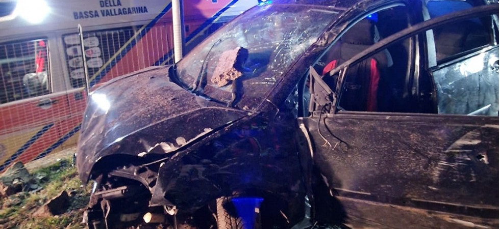Paura per 4 ragazzi, con l'auto finiscono contro un muretto e poi tra le vigne