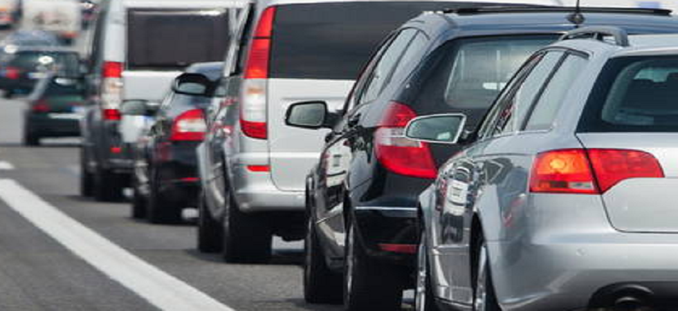 Finisce la benzina e abbandona l'auto in mezzo alla carreggiata: traffico bloccato e arrivano i carabinieri