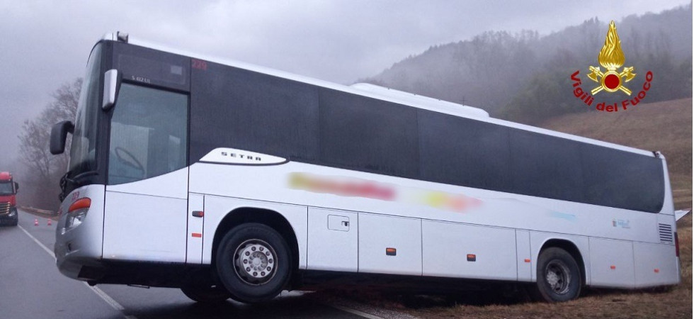 Una manovra sbagliata il bus finisce fuori strada