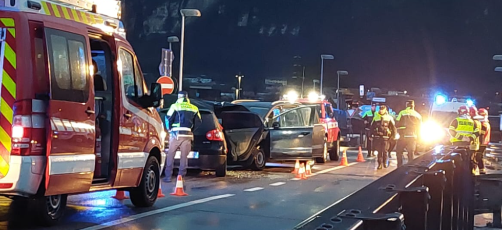 Frontale sul raccordo della tangenziale, strada bloccata e soccorsi sul posto