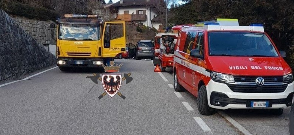 Scontro fra due macchine, in azione soccorsi sanitari e vigili del fuoco
