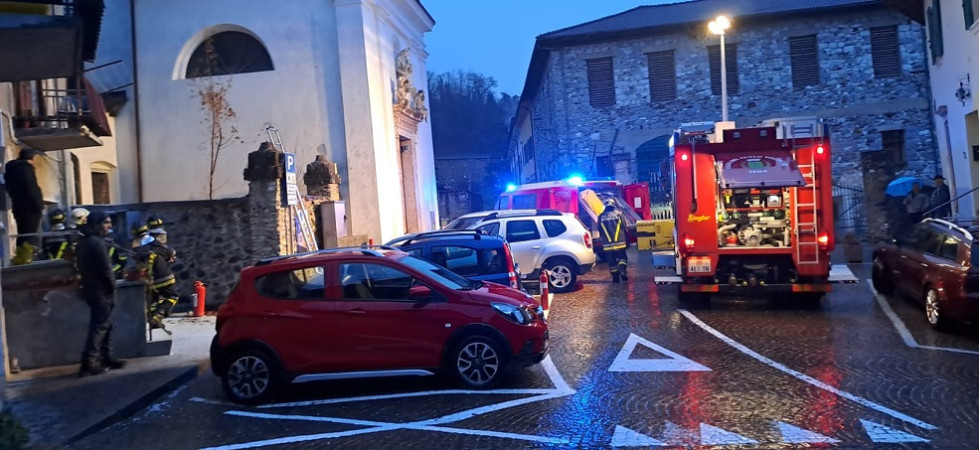 Allarme incendio nel centro abitato in Valsugana, le fiamme partono da un quadro elettrico